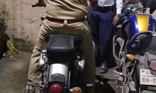 आग फेंकने वाले बुलेट Video , 5-5 हजार की चालानी कार्रवाई आग फेंकने वाले बुलेट Video , 5-5 हजार की चालानी कार्रवाई