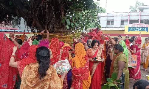 Farrukhabad: पति की दीर्घायु के लिए सुहागिनों ने किया श्रृंगार Farrukhabad: पति की दीर्घायु के लिए सुहागिनों ने किया श्रृंगार