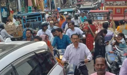 Farrukhabad: जाम की वजह से सुहागिनों की करवा चौथ की तैयारियां प्रभावित Farrukhabad: जाम की वजह से सुहागिनों की करवा चौथ की तैयारियां प्रभावित