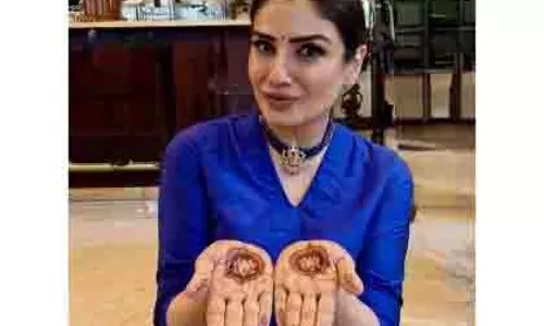 Raveena Tandon ने अपनी करवा चौथ मेहंदी को दिखाया, दिया फैमिली टच Raveena Tandon ने अपनी करवा चौथ मेहंदी को दिखाया, दिया फैमिली टच