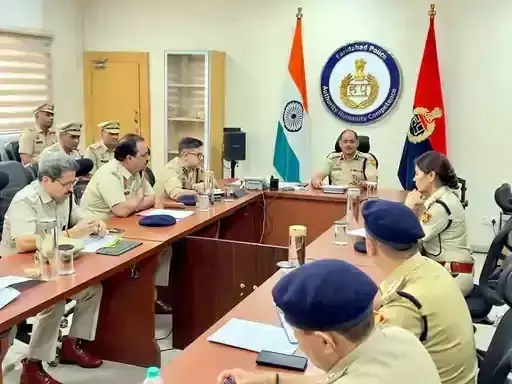 Faridabad: पुलिस ने दिवाली के लिए बाजारों में बढ़ाई सुरक्षा Faridabad: पुलिस ने दिवाली के लिए बाजारों में बढ़ाई सुरक्षा