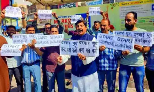Dimple ने रैली कर दरबार मूव की बहाली की मांग की Dimple ने रैली कर दरबार मूव की बहाली की मांग की