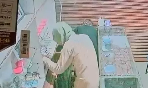 ज्वेलरी दुकान में 8 लाख की चोरी, मुंह ढके चोर सीसीटीवी में कैद