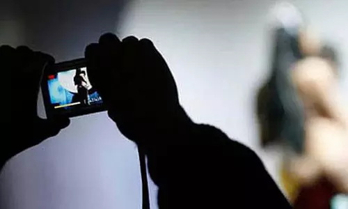 निजी वीडियो से ब्लैकमेल; पैरामेडिक कर्मचारी ने की आत्महत्या