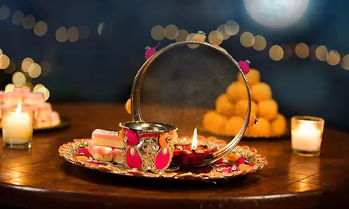 Karva Chauth: छलनी के पीछे पति का चेहरा देखने का पौराणिक रहस्य Karva Chauth: छलनी के पीछे पति का चेहरा देखने का पौराणिक रहस्य