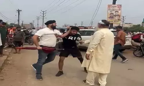 क्रोमा शोरूम के पास वाहन टक्कर के बाद दो पक्षों में हिंसक झगड़ा क्रोमा शोरूम के पास वाहन टक्कर के बाद दो पक्षों में हिंसक झगड़ा