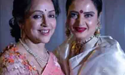 Hema Malini ने सदाबहार सुंदरी रेखा को जन्मदिन की शुभकामनाएं दीं Hema Malini ने सदाबहार सुंदरी रेखा को जन्मदिन की शुभकामनाएं दीं