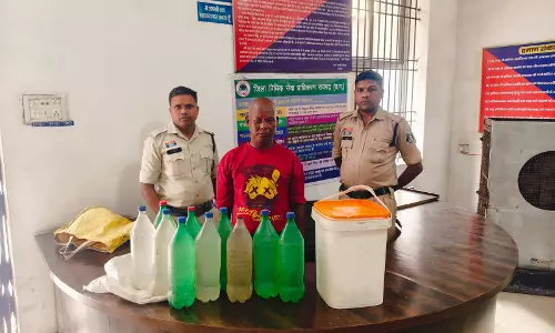 टिकरापारा में अवैध शराब पर कार्रवाई, एक गिरफ्तार टिकरापारा में अवैध शराब पर कार्रवाई, एक गिरफ्तार