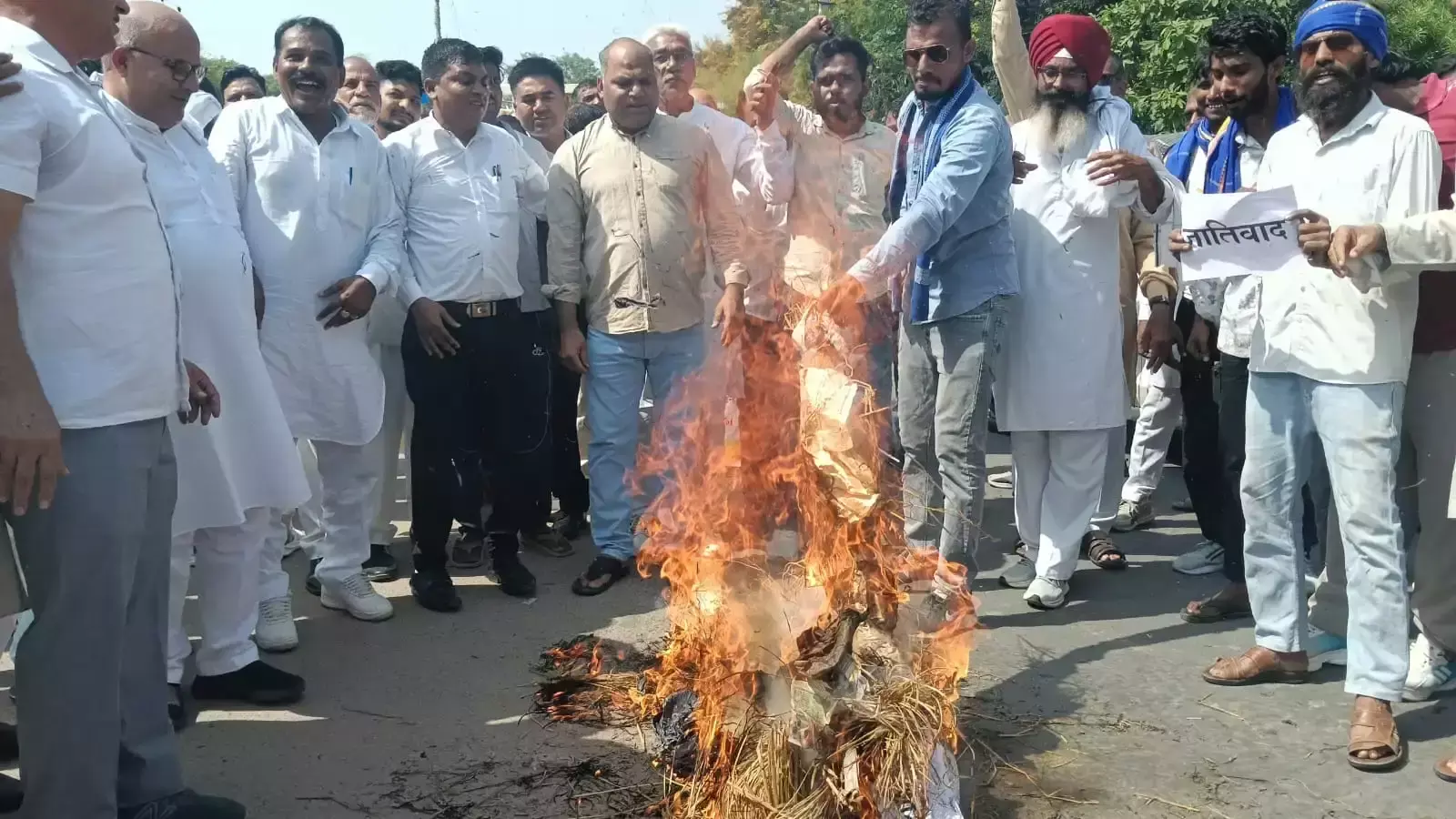 Jind: एडीजीपी आत्महत्या मामले में गुस्साए लोग, पुतला फूंका Jind: एडीजीपी आत्महत्या मामले में गुस्साए लोग, पुतला फूंका