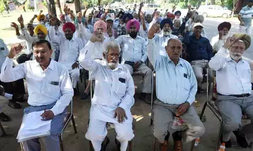 PAU के सेवानिवृत्त कर्मचारियों ने लंबित बकाया राशि को लेकर विरोध प्रदर्शन किया