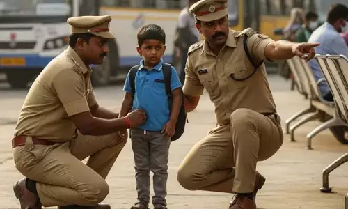 Kerala : पुलिस ने स्टैंड पर पहुंचे पांच साल के बच्चे को बचाया Kerala : पुलिस ने स्टैंड पर पहुंचे पांच साल के बच्चे को बचाया