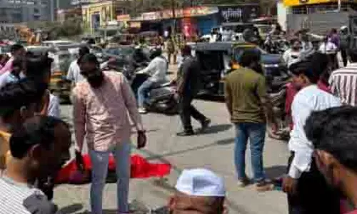 Pune: मिक्सर ट्रक की चपेट में आकर महिला की मौत Pune: मिक्सर ट्रक की चपेट में आकर महिला की मौत