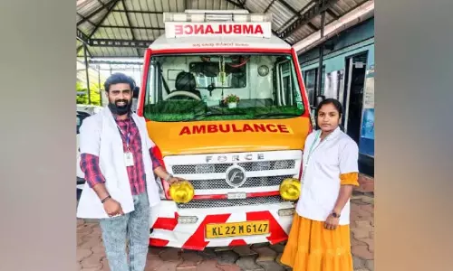 Kerala : अस्पताल ले जाते समय एम्बुलेंस में महिला ने बच्चे को जन्म दिया Kerala : अस्पताल ले जाते समय एम्बुलेंस में महिला ने बच्चे को जन्म दिया