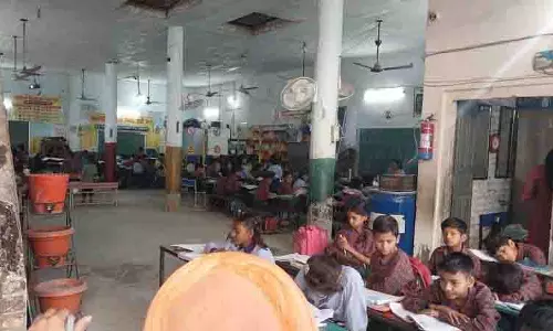 Gurdwara में 188 छात्र पढ़ते हैं कक्षाएं, स्कूल भवन एक दशक से नहीं बना Gurdwara में 188 छात्र पढ़ते हैं कक्षाएं, स्कूल भवन एक दशक से नहीं बना