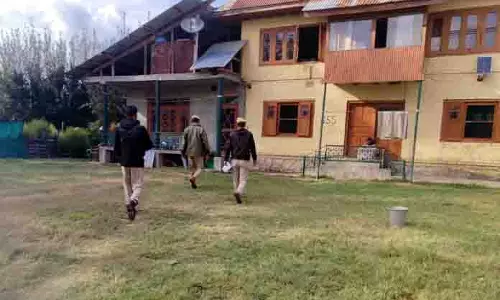 पुलिस ने हुर्रियत, JEI से जुड़े संदिग्धों के घरों की तलाशी ली