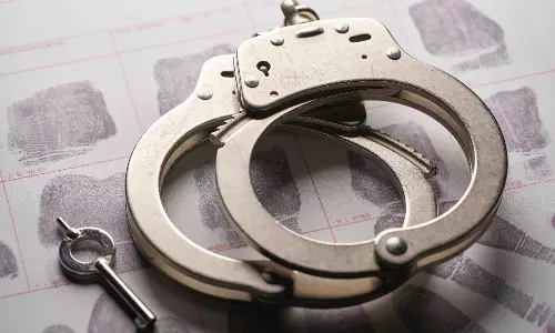 नौकरी के नाम पर ठगी मामले में पूर्व कांग्रेस नेता गिरफ्तार, CRPF आरक्षक की तलाश जारी नौकरी के नाम पर ठगी मामले में पूर्व कांग्रेस नेता गिरफ्तार, CRPF आरक्षक की तलाश जारी