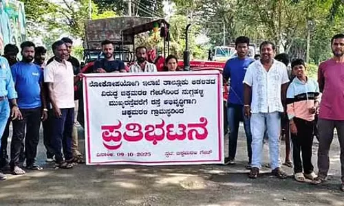 Pandavapura : डामरीकरण की मांग को लेकर प्रदर्शन