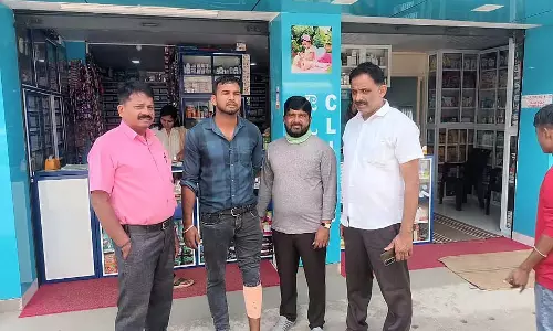 Kushalnagar : संघा ने घायल शिक्षक से मुलाकात की Kushalnagar : संघा ने घायल शिक्षक से मुलाकात की