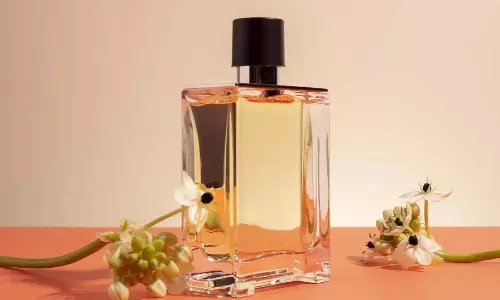 Perfume लगाने का सही तरीका: दिनभर खुशबू बनाए रखने के लिए अपनाएं ये खास टिप्स Perfume लगाने का सही तरीका: दिनभर खुशबू बनाए रखने के लिए अपनाएं ये खास टिप्स