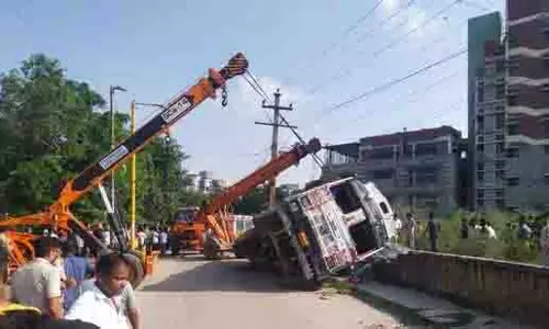 Dwarka: सड़क धंसने से ट्रक पलटने से महिला की मौत