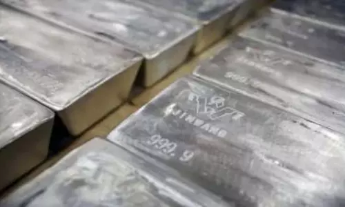 चांदी की कमी के बीच सिल्वर ETFs भौतिक चांदी की तुलना में महंगे क्यों हैं? चांदी की कमी के बीच सिल्वर ETFs भौतिक चांदी की तुलना में महंगे क्यों हैं?