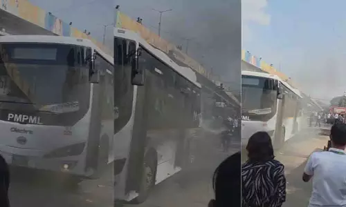 Pimpri-Chinchwad के निगडी बस स्टॉप पर इलेक्ट्रिक बस में आग लग गई Pimpri-Chinchwad के निगडी बस स्टॉप पर इलेक्ट्रिक बस में आग लग गई