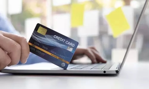 Credit card का जाल: त्योहारों पर की गई खरीदारी कैसे कर्ज का कारण बन सकती है Credit card का जाल: त्योहारों पर की गई खरीदारी कैसे कर्ज का कारण बन सकती है
