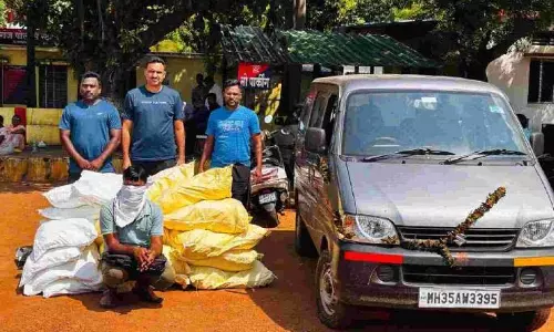 सामान उतारते समय 8 लाख रुपये मूल्य के कीमती सामान के साथ एक व्यक्ति गिरफ्तार सामान उतारते समय 8 लाख रुपये मूल्य के कीमती सामान के साथ एक व्यक्ति गिरफ्तार