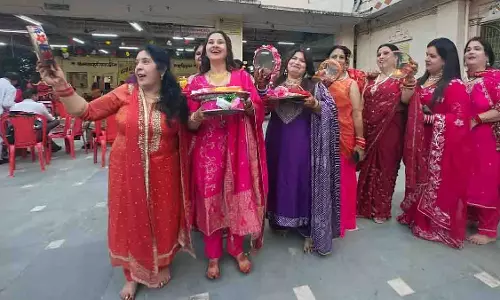MP: करवा चौथ पर पीढ़ियों को जोड़ा, सम्मानित हुए विवाहित जोड़े MP: करवा चौथ पर पीढ़ियों को जोड़ा, सम्मानित हुए विवाहित जोड़े