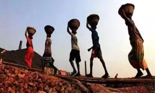 एक साल से वेतन नहीं: ग्रामीण मज़दूर बिना वेतन के संघर्ष कर रहे हैं