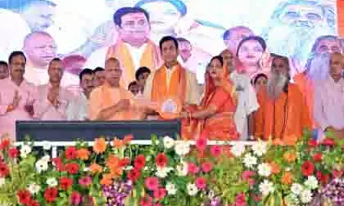 Gorakhpur: 160 परिवारों को मिला अपना घर, CM योगी ने सौंपीं चाबियां