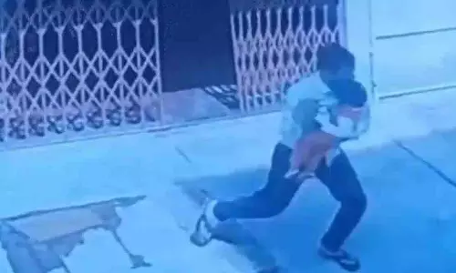 CCTV में कैद बच्ची का अपहरण, आरोपी बना उसका पिता