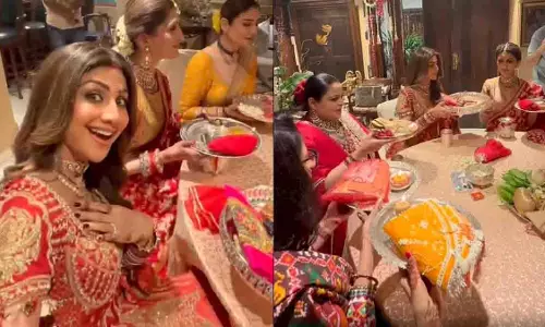 Karwa Chauth 2025: शिल्पा, रवीना और सुनीता कपूर ने निभाईं रस्में Karwa Chauth 2025: शिल्पा, रवीना और सुनीता कपूर ने निभाईं रस्में
