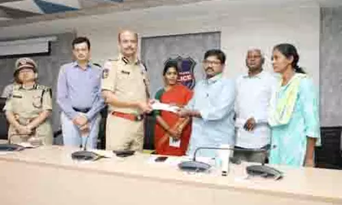 तीन वरिष्ठ माओवादी नेताओं ने तेलंगाना DGP के समक्ष आत्मसमर्पण किया