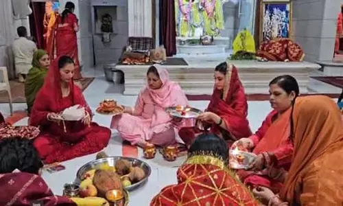 करवा चौथ : मोगा में महिलाएं सोलह श्रृंगार कर मना रही सुहाग का पर्व, चंडीगढ़ में दिखा रंग