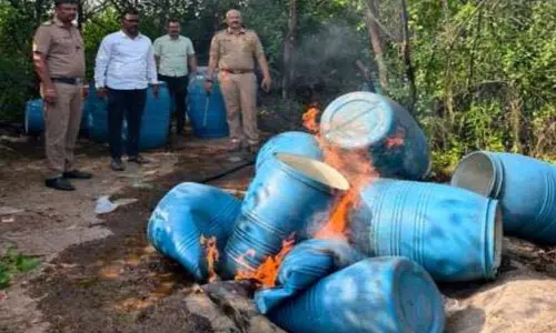 Shirur पुलिस ने गांव की शराब भट्टियों पर छापा मारकर 1.25 लाख रुपये की शराब और रसायन जब्त