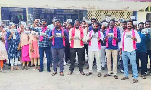 काकतीय विश्वविद्यालय में BRSV कार्यकर्ताओं ने बांटे छात्र बकाया कार्ड
