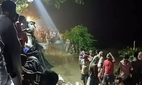 Rupnarayan बांध टूटा, स्थानीय लोग दहशत में Rupnarayan बांध टूटा, स्थानीय लोग दहशत में