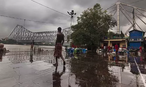 Kolkata में भारी बारिश, किन जिलों में ऑरेंज अलर्ट? Kolkata में भारी बारिश, किन जिलों में ऑरेंज अलर्ट?