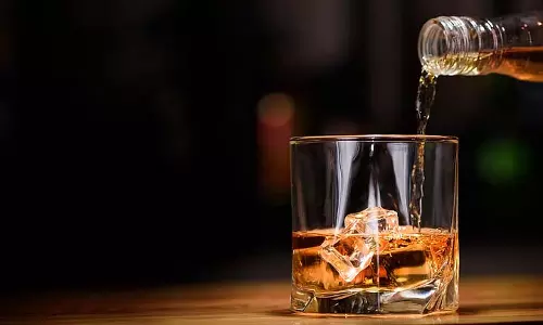 एक युवक नशे में है और नारियल के पेड़ से नीचे उतरने को तैयार नहीं