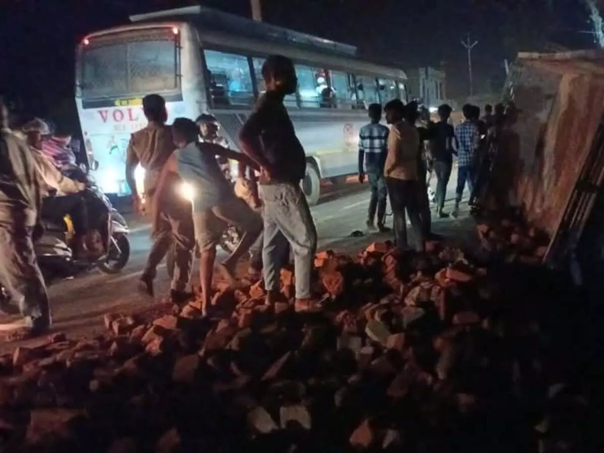 4 की मौत, स्टेट हाइवे में ट्रैक्टर और मालवाहक की हुई भिड़ंत 4 की मौत, स्टेट हाइवे में ट्रैक्टर और मालवाहक की हुई भिड़ंत