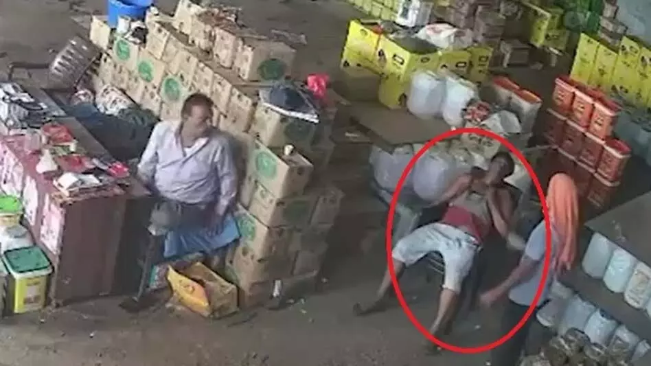 इशारा भी किया लेकिन ध्यान नहीं दिया मालिक ने, हार्ट अटैक से नौकर की मौत इशारा भी किया लेकिन ध्यान नहीं दिया मालिक ने, हार्ट अटैक से नौकर की मौत
