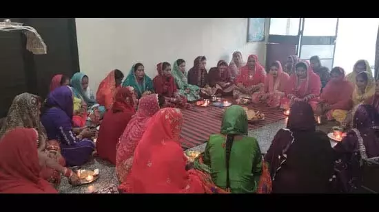 Ludhiana कैदियों ने सलाखों के पीछे मनाया करवा चौथ Ludhiana कैदियों ने सलाखों के पीछे मनाया करवा चौथ