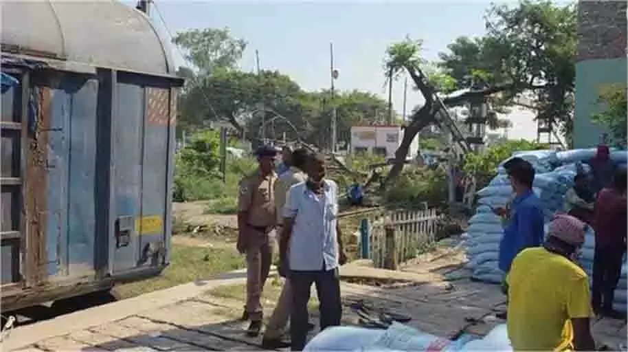 UP News: मालगाड़ी ने तोड़ा स्टॉप, हाई वोल्टेज बिजली के तार टूटे UP News: मालगाड़ी ने तोड़ा स्टॉप, हाई वोल्टेज बिजली के तार टूटे