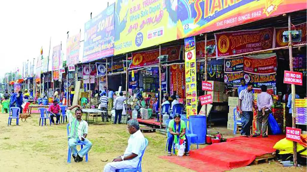 Diwali celebrations : 6,630 पटाखा दुकानों को अनुमति दी गई Diwali celebrations : 6,630 पटाखा दुकानों को अनुमति दी गई