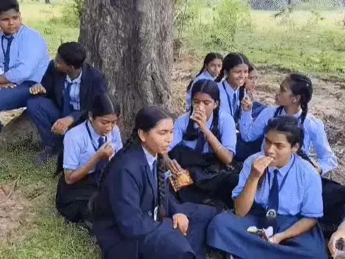 आत्मानंद स्कूल में महिला टीचर की वजह से भारी हंगामा, गाली देने का आरोप आत्मानंद स्कूल में महिला टीचर की वजह से भारी हंगामा, गाली देने का आरोप