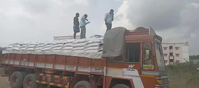 Coimbatore के रास्ते केरल में तस्करी कर लाया गया 25 टन राशन चावल जब्त Coimbatore के रास्ते केरल में तस्करी कर लाया गया 25 टन राशन चावल जब्त