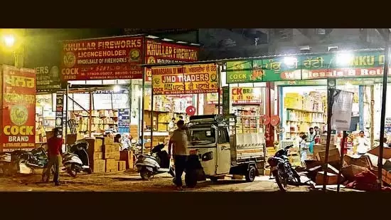 Kurali सिर्फ 30 लाइसेंस, लेकिन 300 पटाखों की दुकानें अवैध रूप से चल रही Kurali सिर्फ 30 लाइसेंस, लेकिन 300 पटाखों की दुकानें अवैध रूप से चल रही