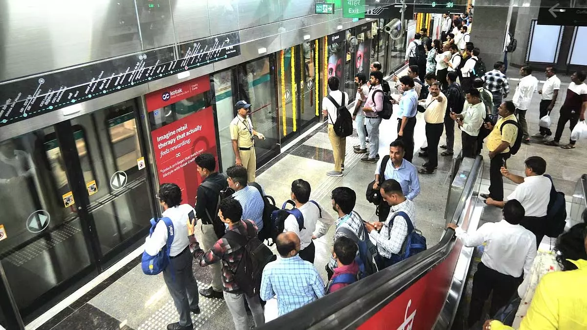 Metro लाइन 3 पर दूसरे दिन यात्रियों की संख्या में बढ़ोतरी, 1.11 लाख के पार Metro लाइन 3 पर दूसरे दिन यात्रियों की संख्या में बढ़ोतरी, 1.11 लाख के पार