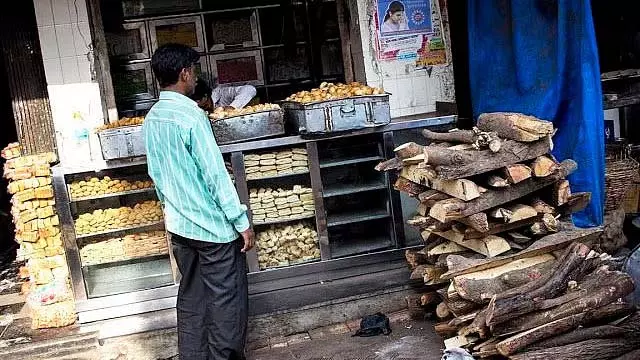 Mumbai : बीएमसी हरित ईंधन अपनाने में विफल रहने पर 295 बेकरियों को कारण बताओ नोटिस जारी करेगी Mumbai : बीएमसी हरित ईंधन अपनाने में विफल रहने पर 295 बेकरियों को कारण बताओ नोटिस जारी करेगी